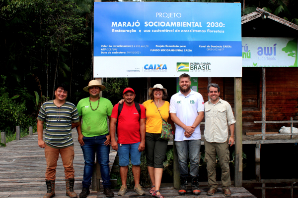 Equipe da Caixa em visita aos viveiros no Marajó. Foto: IEB