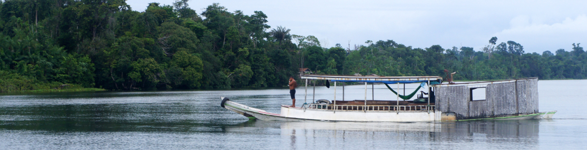 Imagem de ribeirinho no barco no Marajó-PA